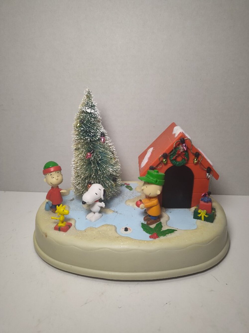 Peanuts Snoopy Charlie Brown Christmas Animated Lighted Display Battery Operated
